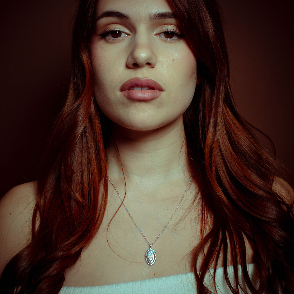 Collar Arde Silver es una pieza realizada a mano con métodos de joyería tradicional en latón, chapada en plata 925 con una capa protectora que extiende la durabilidad del chapado.