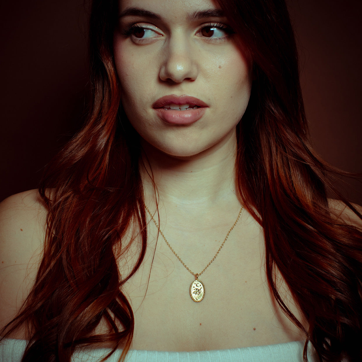 Collar Dragon Gold es una pieza realizada a mano con métodos de joyería tradicional en latón, chapada en oro de 24k con una capa protectora que extiende la durabilidad del chapado.