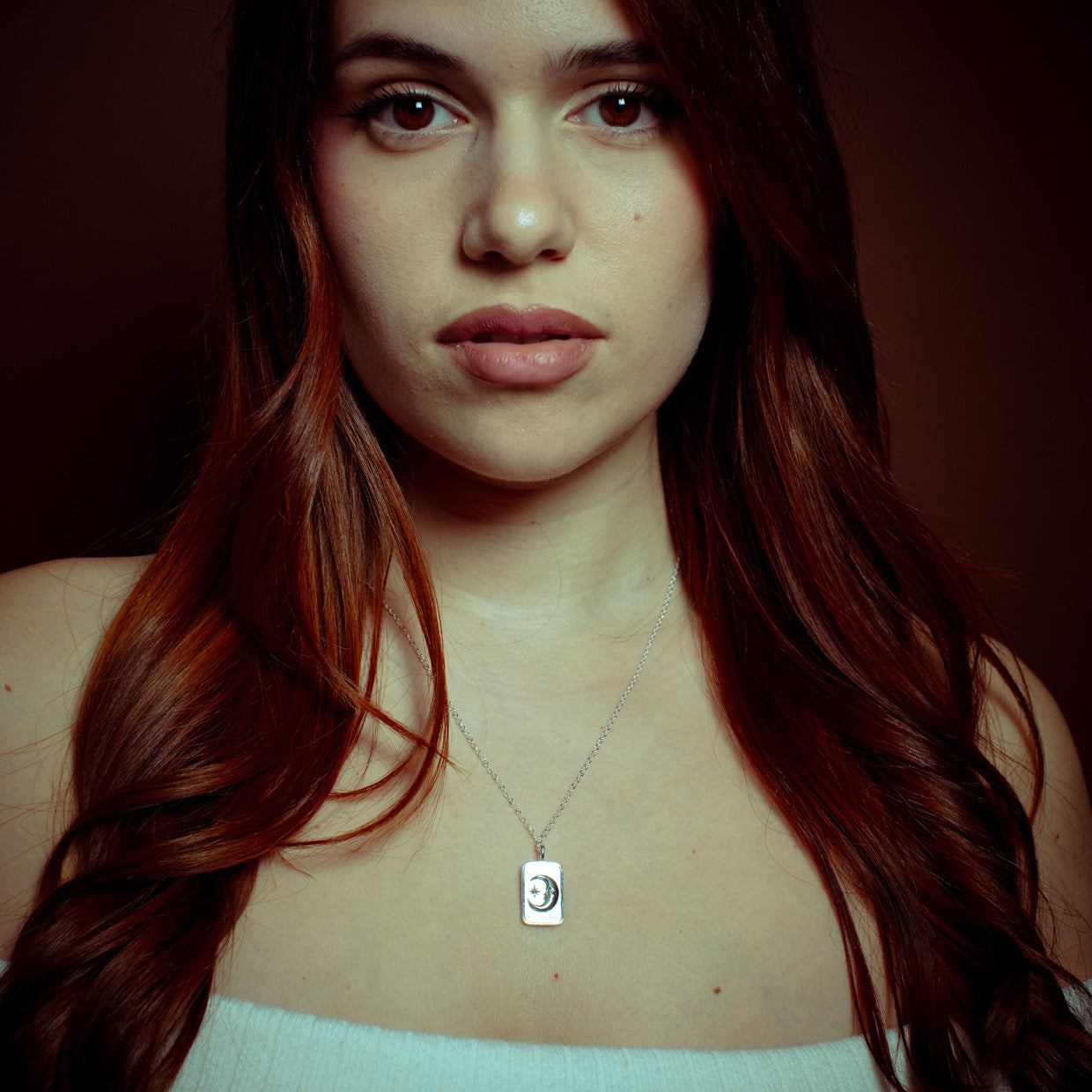 Collar Eclipse Silver es una pieza realizada a mano con métodos de joyería tradicional en latón, chapada en plata 925 con una capa protectora que extiende la durabilidad del chapado.
¡Collar doble cara!