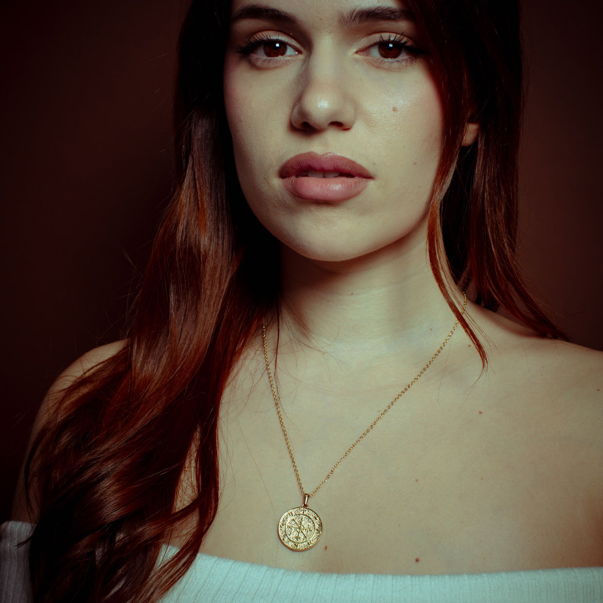 Collar Fortune Gold es una pieza realizada a mano con métodos de joyería tradicional en latón, chapada en oro de 24k con una capa protectora que extiende la durabilidad del chapado.