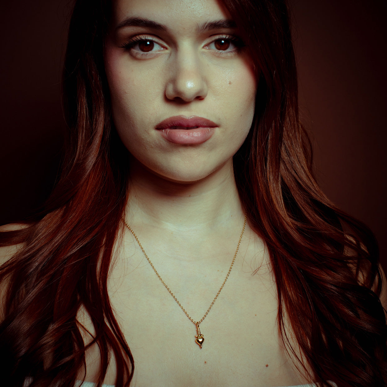 Collar Glory Gold es una pieza realizada a mano con métodos de joyería tradicional en latón, chapada en oro de 24k con una capa protectora que extiende la durabilidad del chapado.