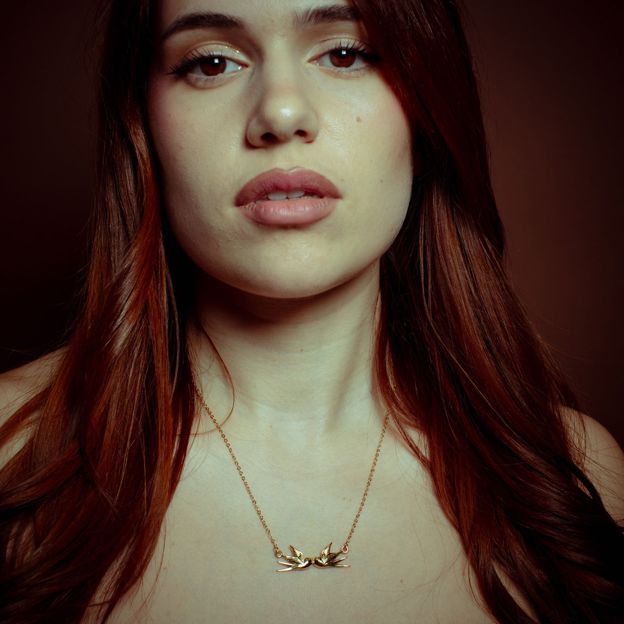 Collar Golondrinas Gold es una pieza realizada a mano con métodos de joyería tradicional en latón, chapada en oro de 24k con una capa protectora que extiende la durabilidad del chapado.