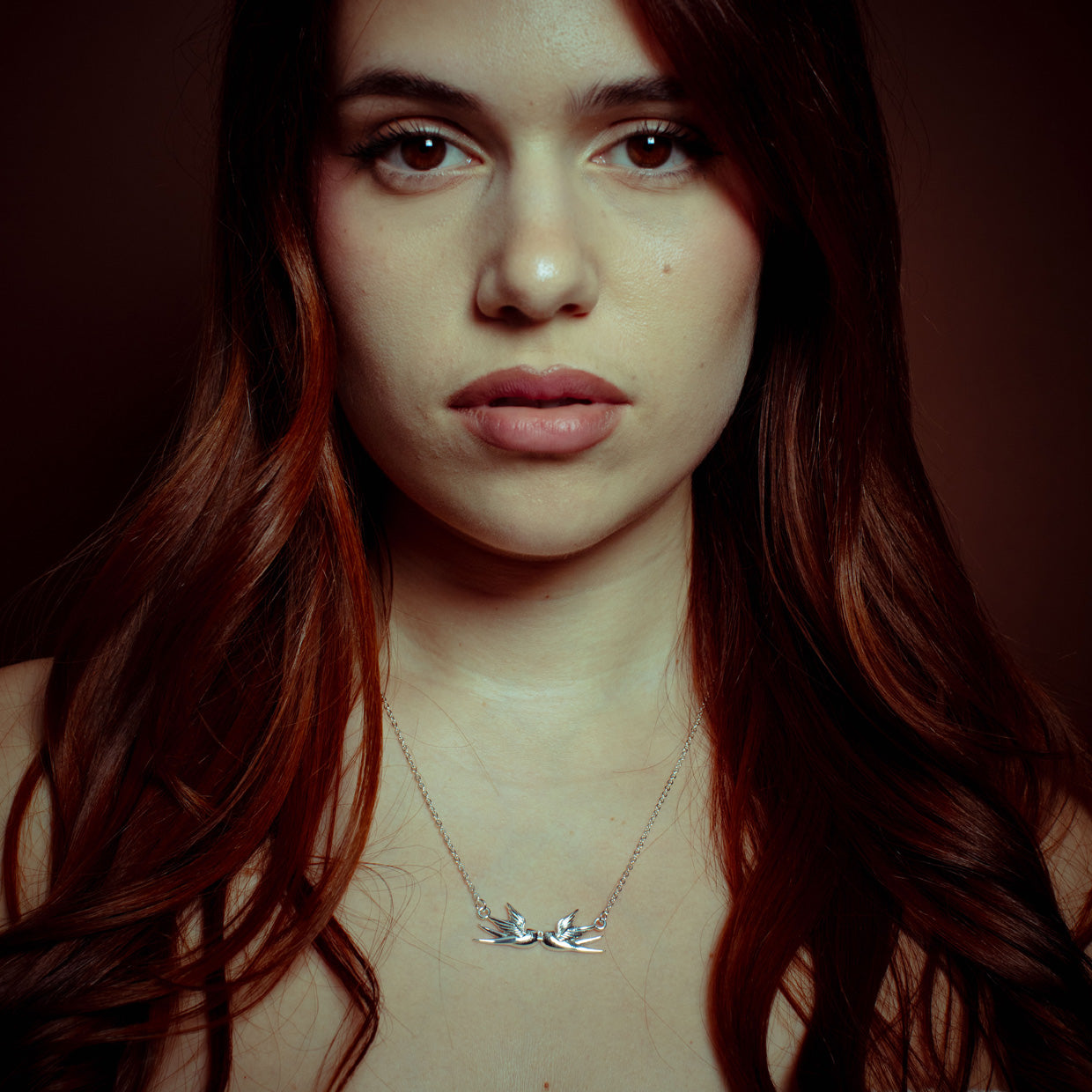 Collar Golondrinas Silver es una pieza realizada a mano con métodos de joyería tradicional en latón, chapada en plata 925&nbsp;con una capa protectora que extiende la durabilidad del chapado.