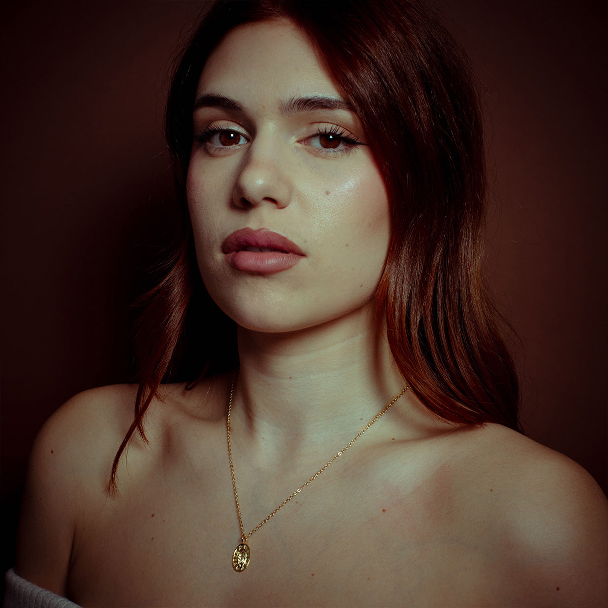 Collar Holy V Gold es una pieza realizada a mano con métodos de joyería tradicional en latón, chapada en oro de 24k con una capa protectora que extiende la durabilidad del chapado.