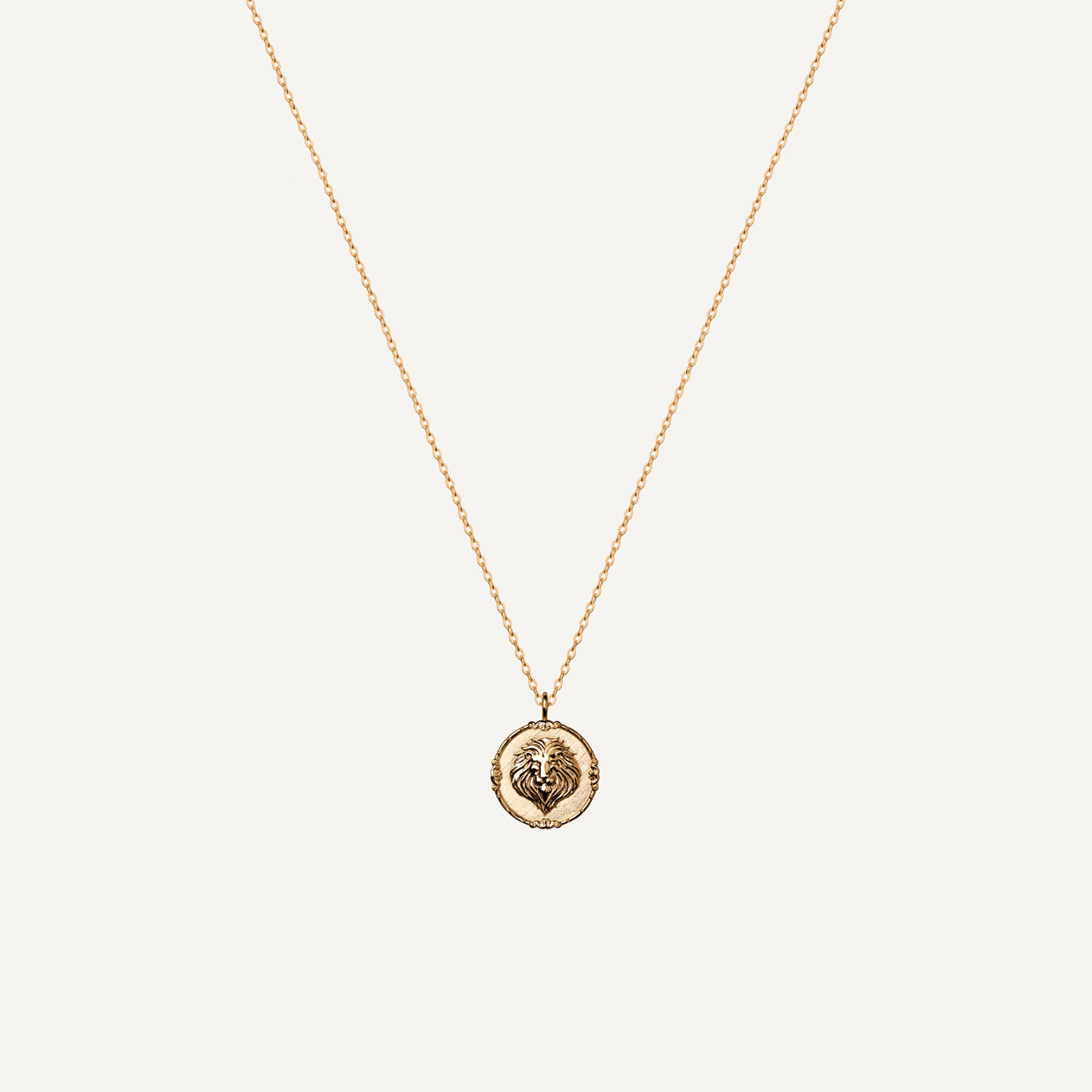 Collar Leon Gold es una pieza realizada a mano con métodos de joyería tradicional en latón, chapada en oro de 24k con una capa protectora que extiende la durabilidad del chapado.