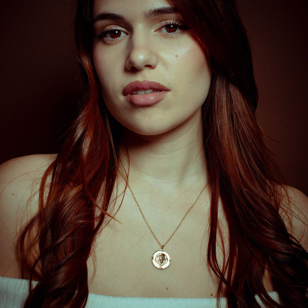 Collar Leon Gold es una pieza realizada a mano con métodos de joyería tradicional en latón, chapada en oro de 24k con una capa protectora que extiende la durabilidad del chapado.