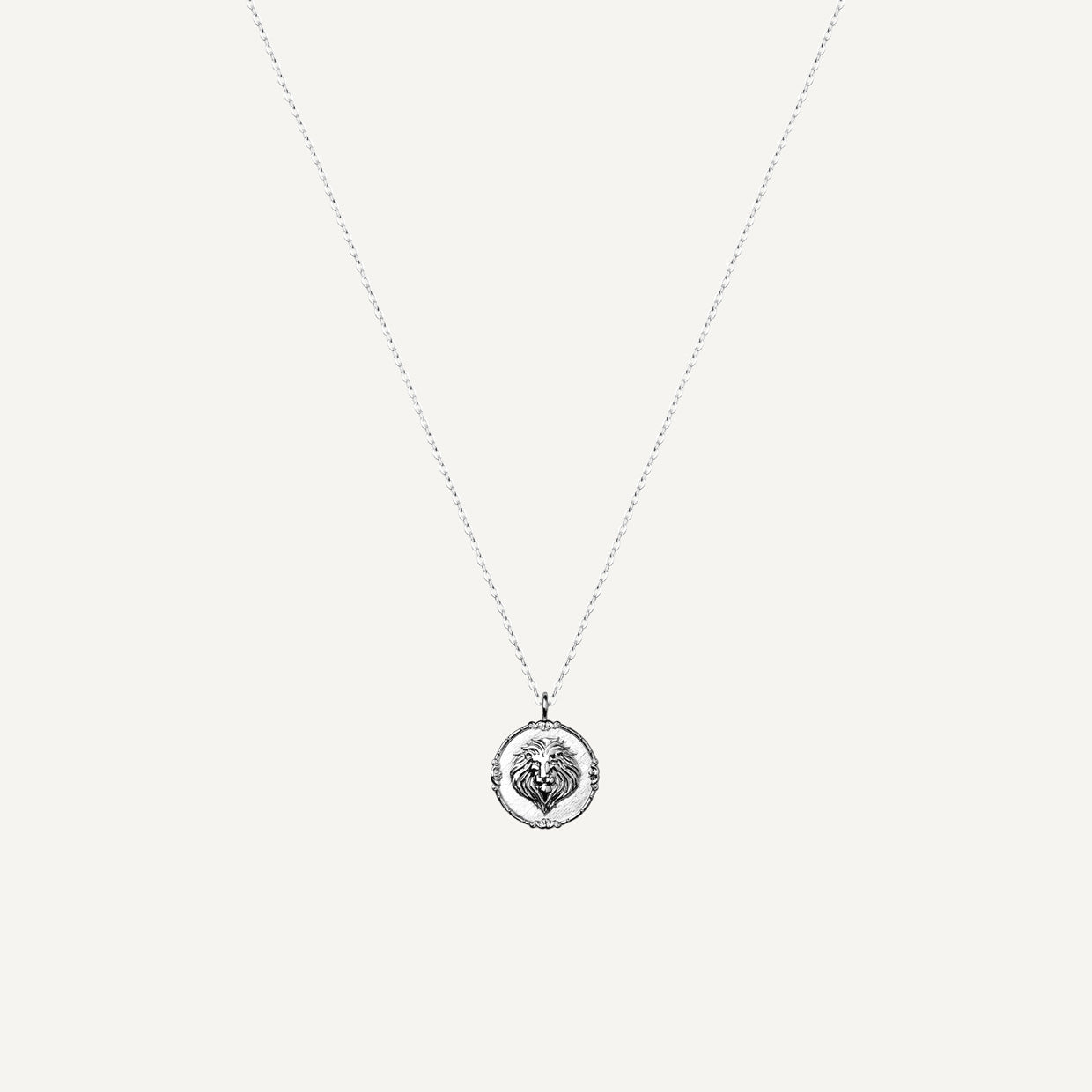 Collar Leon Silver es una pieza realizada a mano con métodos de joyería tradicional en latón, chapada en plata 925 con una capa protectora que extiende la durabilidad del chapado.