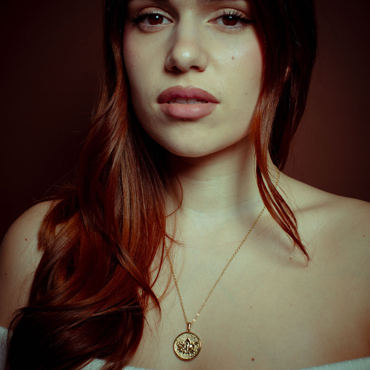 Collar Sekhmet Gold es una pieza realizada a mano con métodos de joyería tradicional en latón, chapada en oro de 24k con una capa protectora que extiende la durabilidad del chapado.