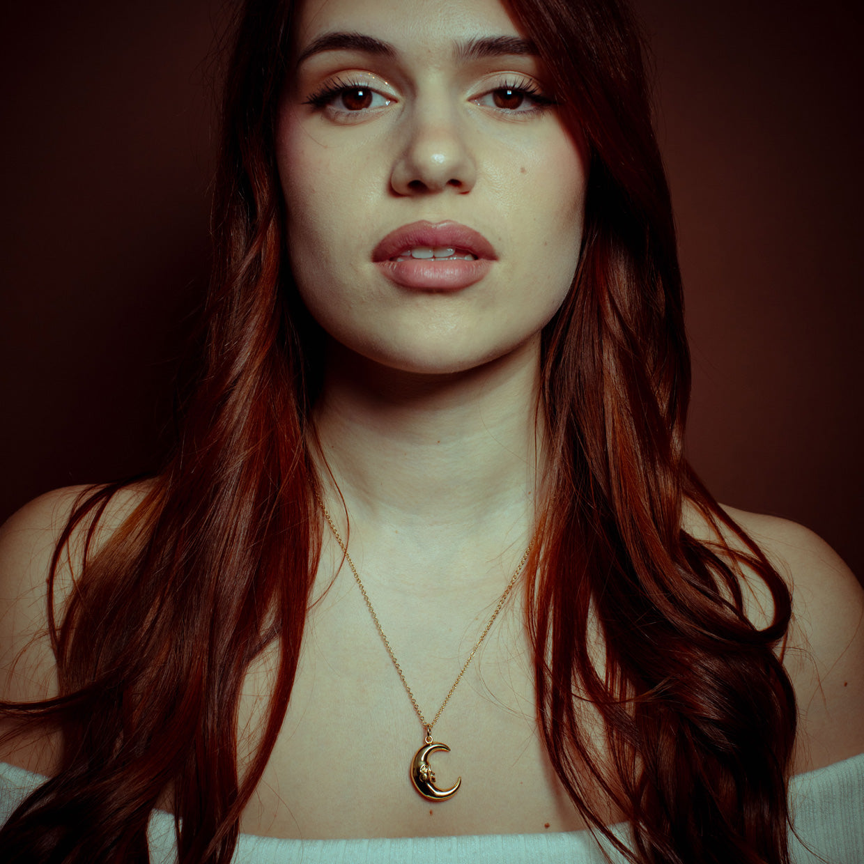 Collar Luna Gold es una pieza realizada a mano con métodos de joyería tradicional en latón, chapada en oro de 24k con una capa protectora que extiende la durabilidad del chapado.