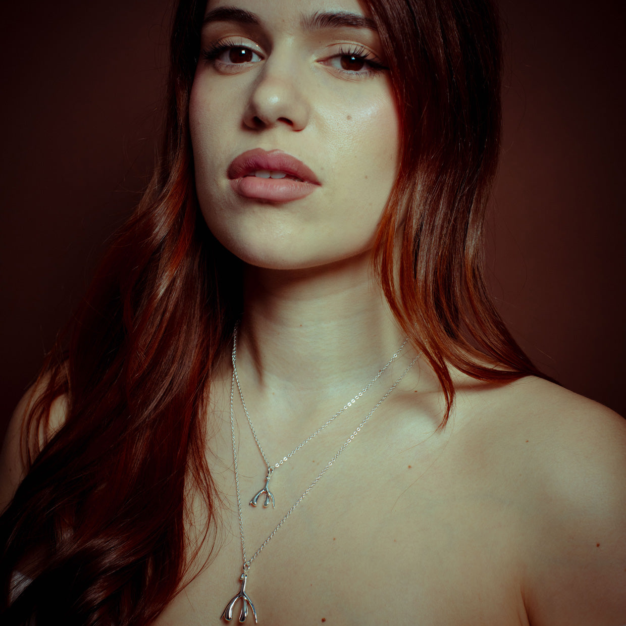 Collar Magic C 925 es una pieza realizada a mano con métodos de joyería tradicional en Plata de ley 925, los acabados de siempre, cuidando de cada detalle, pero creadas con Plata 925 que asegura la vida infinita de tus amuletos.