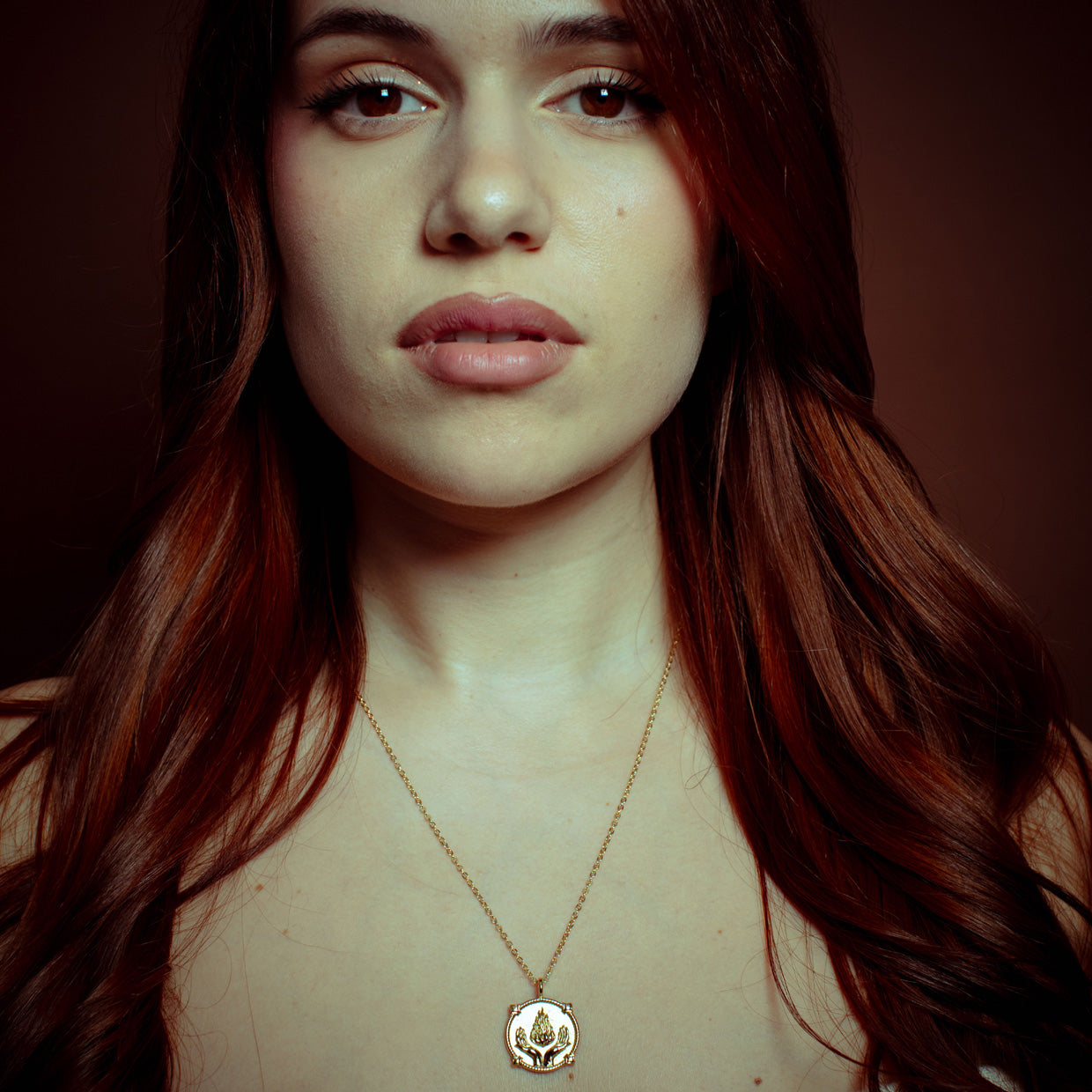Collar Luz Gold es una pieza realizada a mano con métodos de joyería tradicional en latón, chapada en oro de 24k con una capa protectora que extiende la durabilidad del chapado.