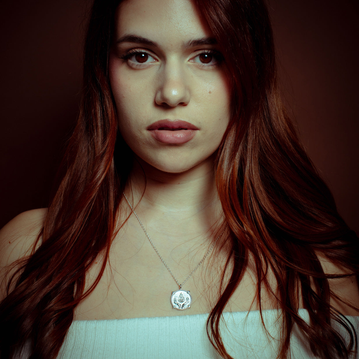 Collar Luz Silver es una pieza realizada a mano con métodos de joyería tradicional en latón, chapada en plata 925 con una capa protectora que extiende la durabilidad del chapado.