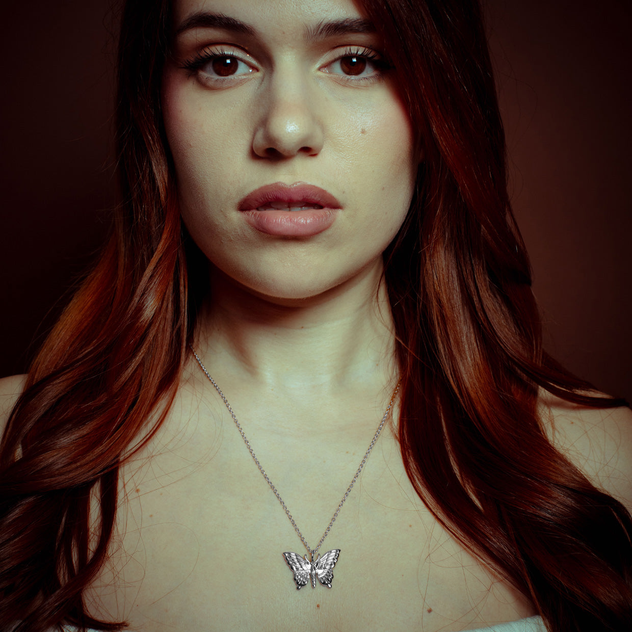 Collar Día Silver es una pieza realizada a mano con métodos de joyería tradicional en latón, chapada en plata 925 con una capa protectora que extiende la durabilidad del chapado.