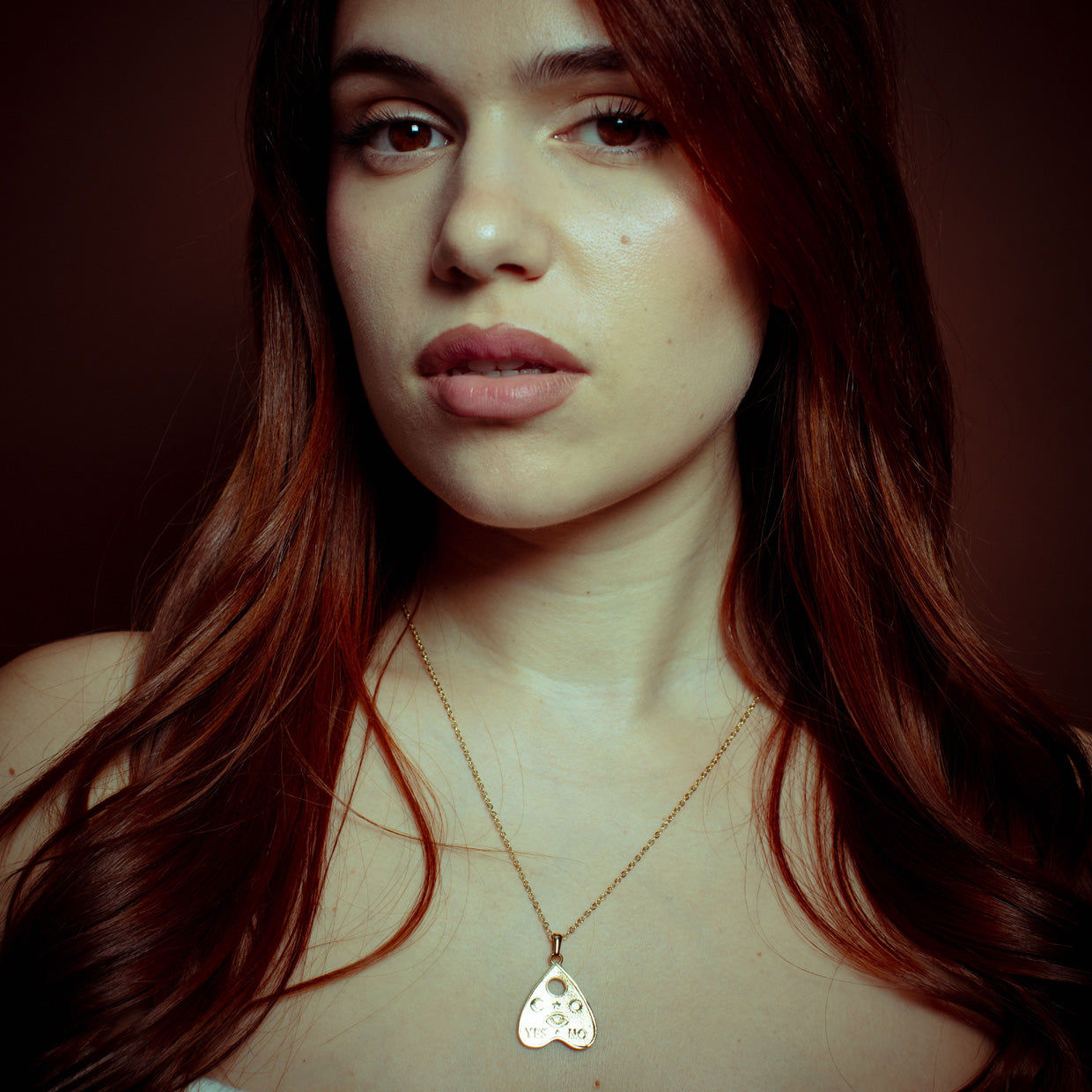 Collar Ouija Gold es una pieza realizada a mano con métodos de joyería tradicional en latón, chapada en oro de 24k con una capa protectora que extiende la durabilidad del chapado.