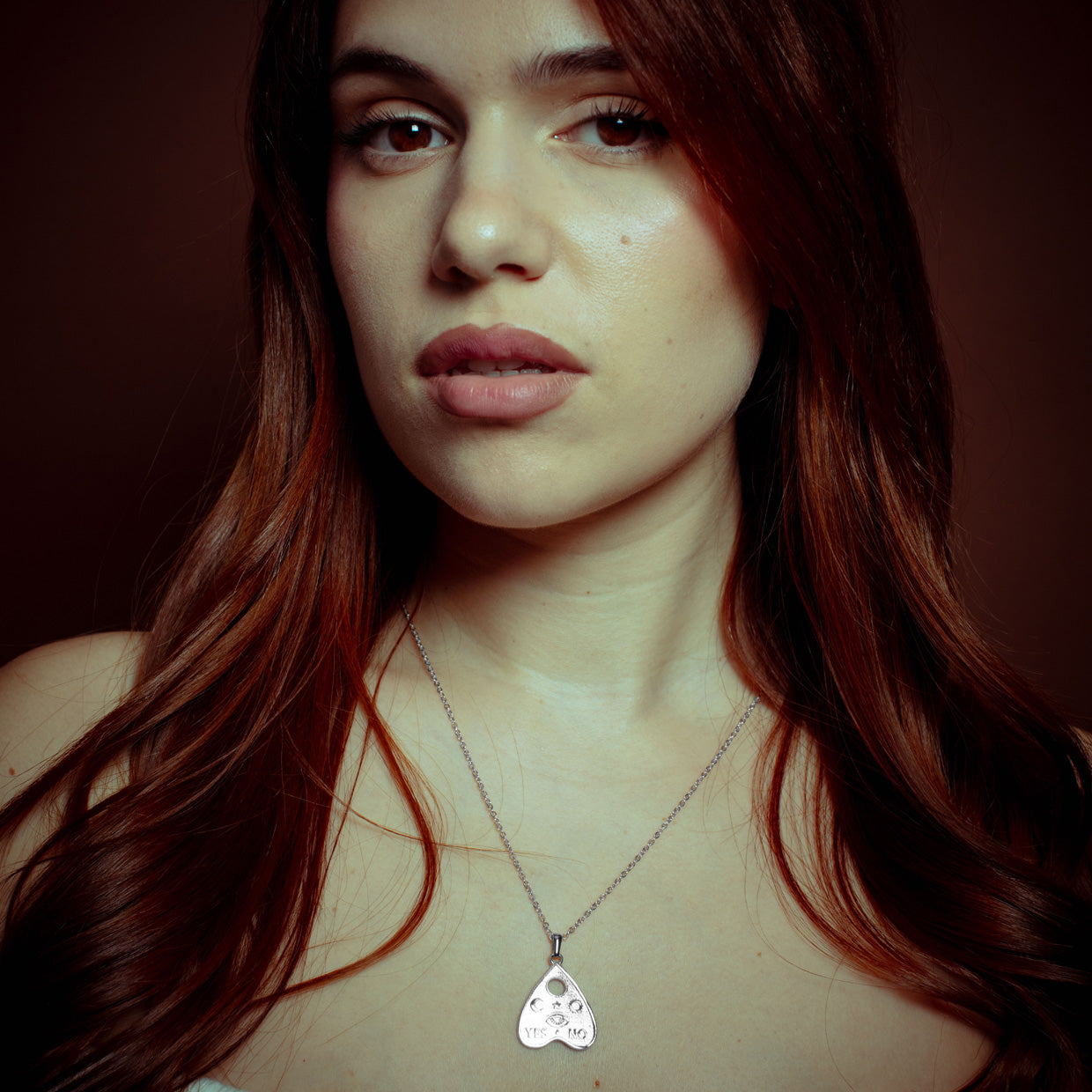 Collar Ouija Silver es una pieza realizada a mano con métodos de joyería tradicional en latón, chapada en plata 925 con una capa protectora que extiende la durabilidad del chapado.