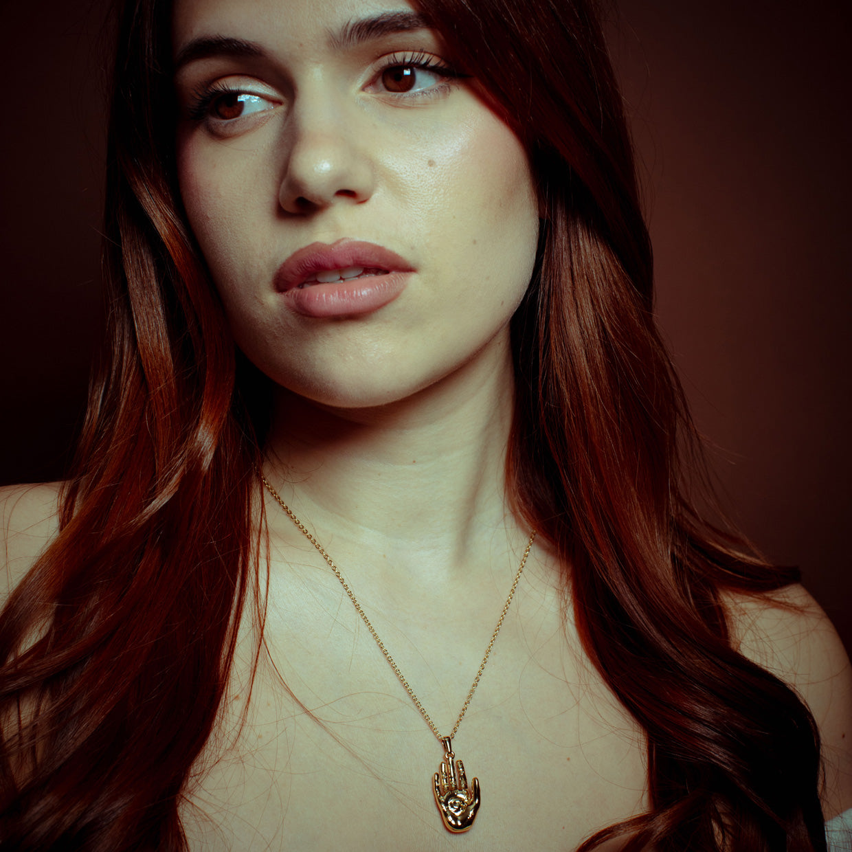 Collar Palmreader Gold es una pieza realizada a mano con métodos de joyería tradicional en latón, chapada en oro de 24k con una capa protectora que extiende la durabilidad del chapado.