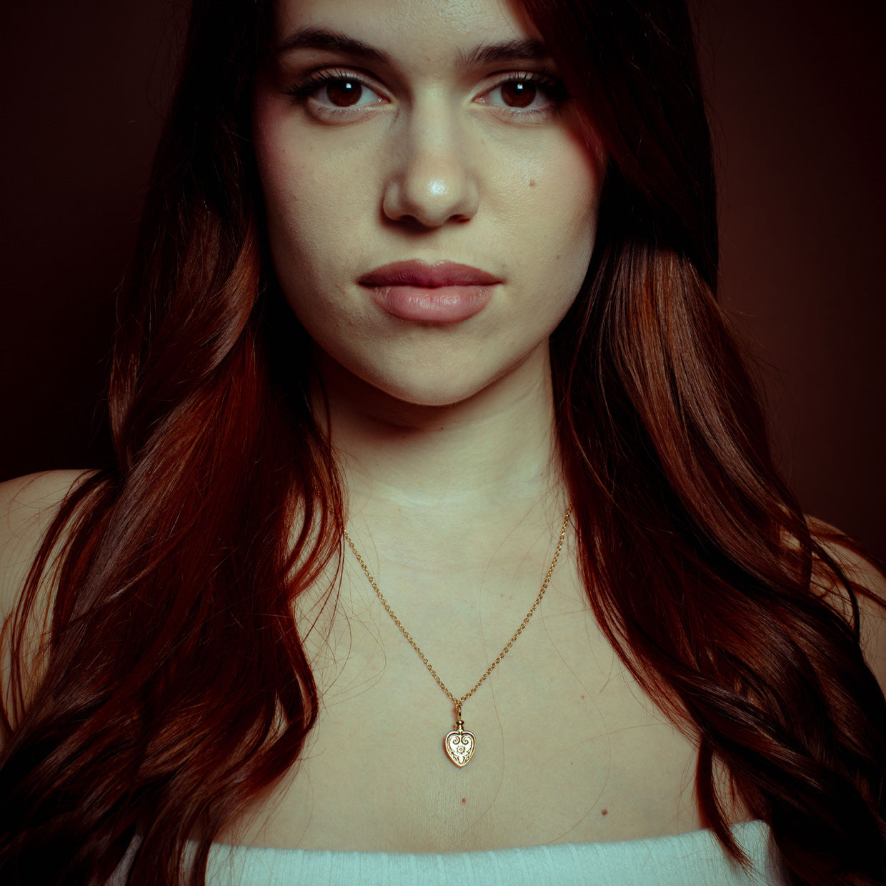 Collar Poison Gold es una pieza realizada a mano con métodos de joyería tradicional en latón, chapada en oro de 24k con una capa protectora que extiende la durabilidad del chapado.