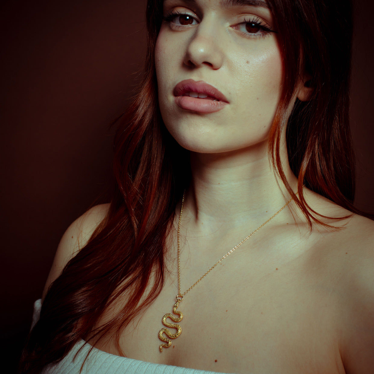 Collar Snake Gold es una pieza realizada a mano con métodos de joyería tradicional en latón, chapada en oro de 24k con una capa protectora que extiende la durabilidad del chapado.