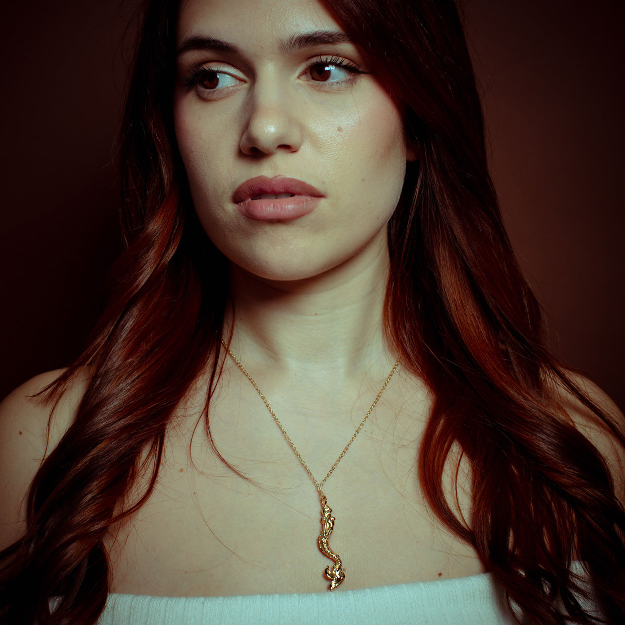 Collar Sirena Gold es un pieza realizada a mano con métodos de joyería tradicional en latón, chapada en oro de 24k con una capa protectora que extiende la durabilidad del chapado.