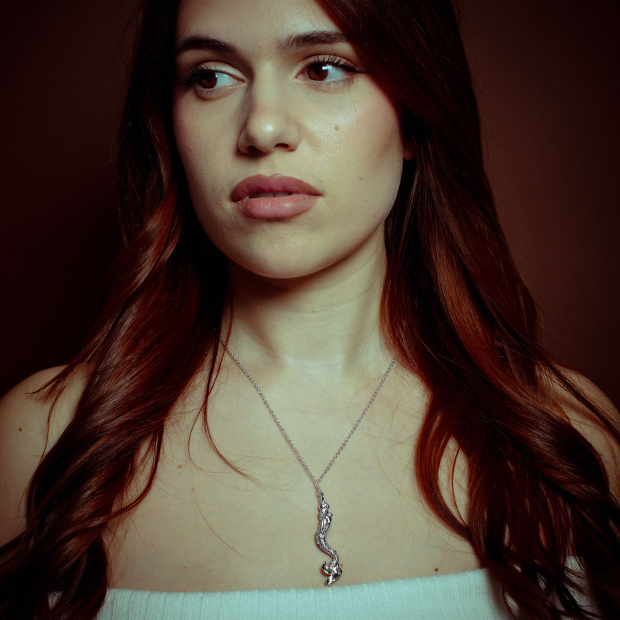Collar Sirena Silver es una pieza realizada a mano con métodos de joyería tradicional en latón, chapada en plata 925 con una capa protectora que extiende la durabilidad del chapado.