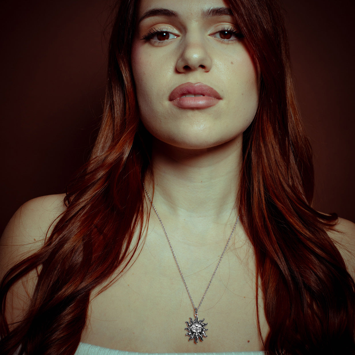 Collar Sol Silver es una pieza realizada a mano con métodos de joyería tradicional en latón, chapada en plata 925 con una capa protectora que extiende la durabilidad del chapado.