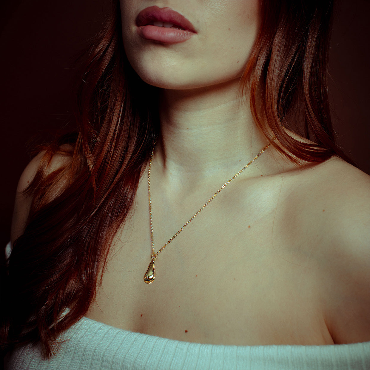 Collar Libre Gold es una pieza realizada a mano con métodos de joyería tradicional en latón, chapada en oro de 24k con una capa protectora que extiende la durabilidad del chapado.