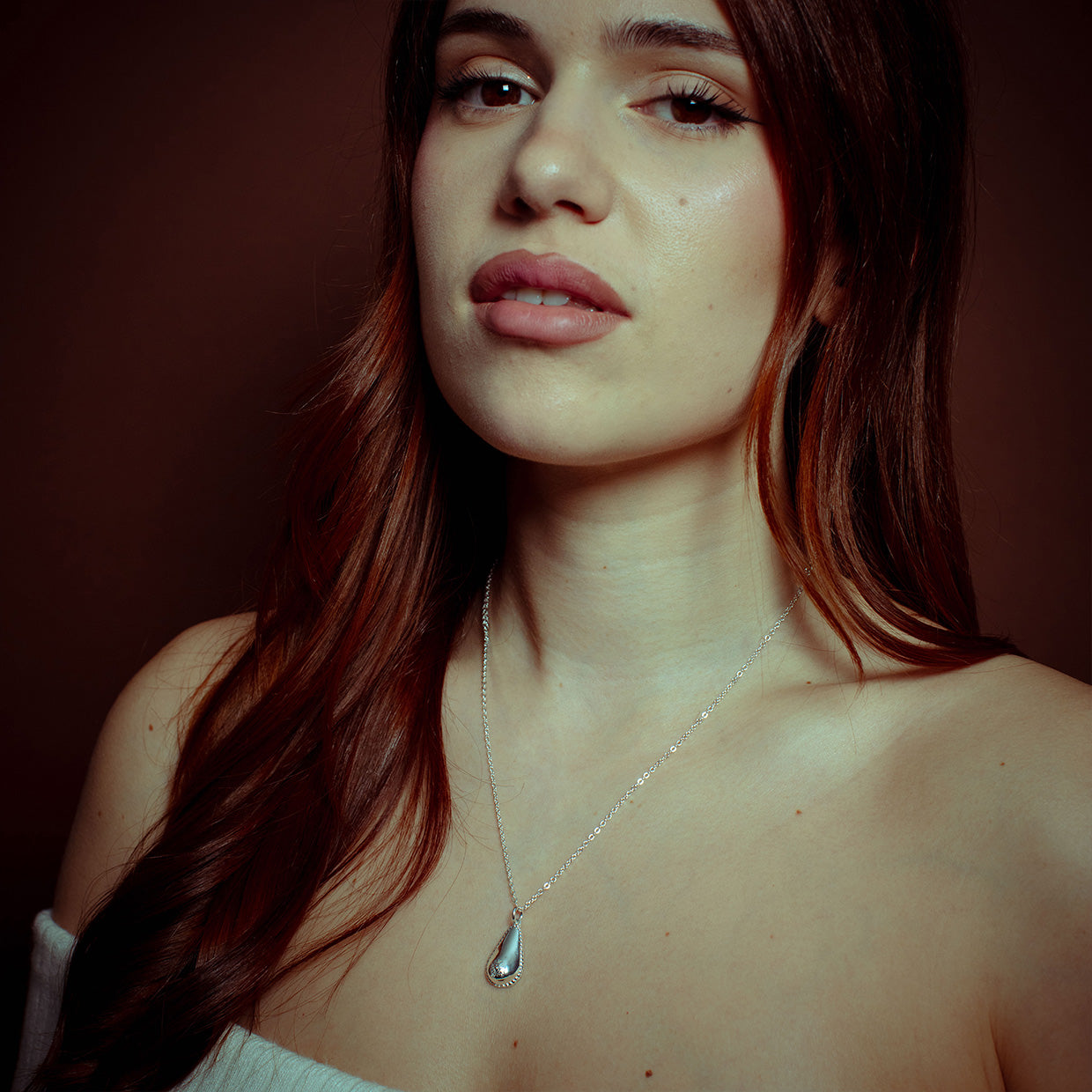 Collar Libre Silver es una pieza realizada a mano con métodos de joyería tradicional en latón, chapada en plata 925 con una capa protectora que extiende la durabilidad del chapado.