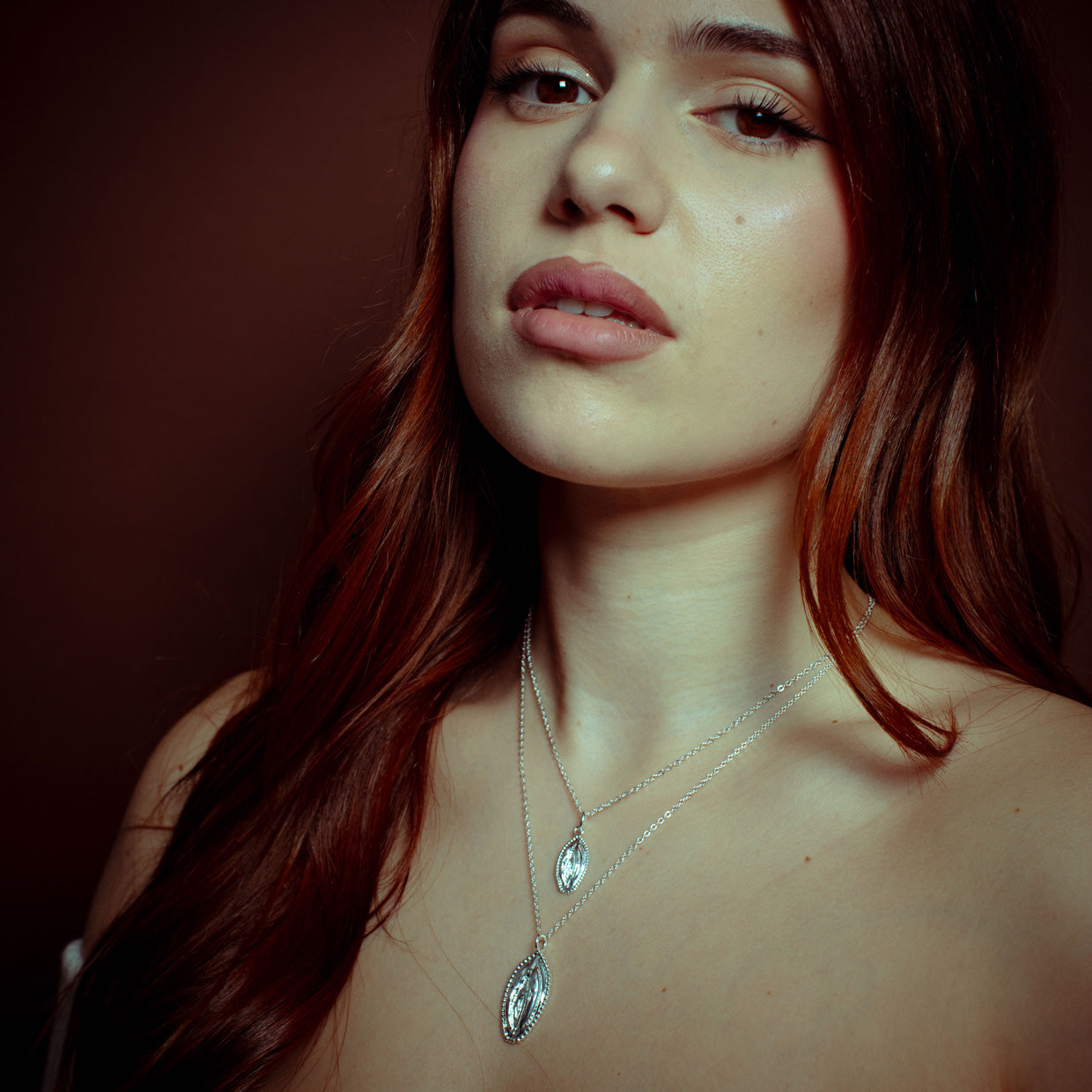 Collar V Bold 925 es una pieza realizada a mano con métodos de joyería tradicional en Plata de ley 925, los acabados de siempre, cuidando de cada detalle, pero creadas con Plata 925 que asegura la vida infinita de tus amuletos.