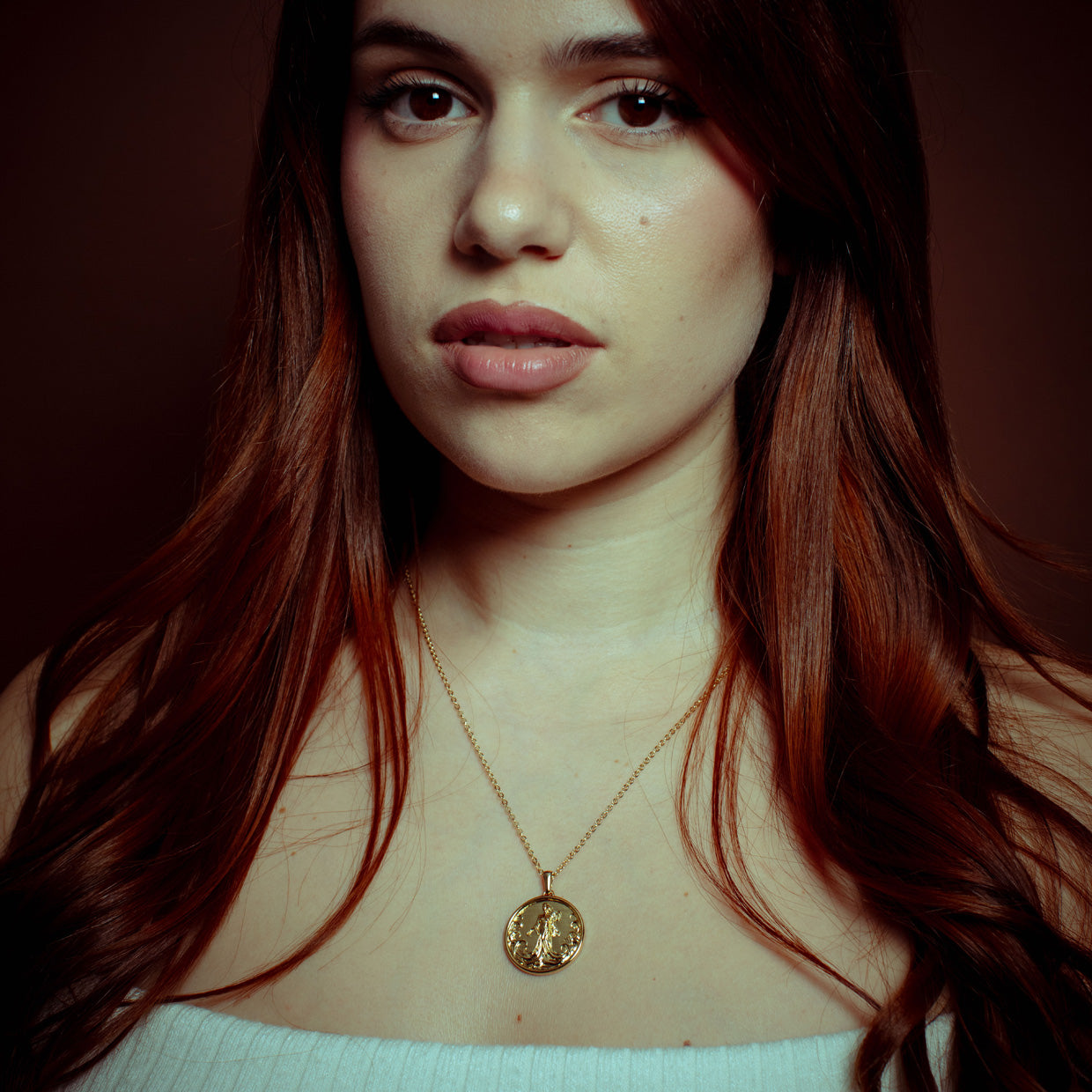 Collar Yemanya Gold es una pieza realizada a mano con métodos de joyería tradicional en latón, chapada en oro de 24k con una capa protectora que extiende la durabilidad del chapado.