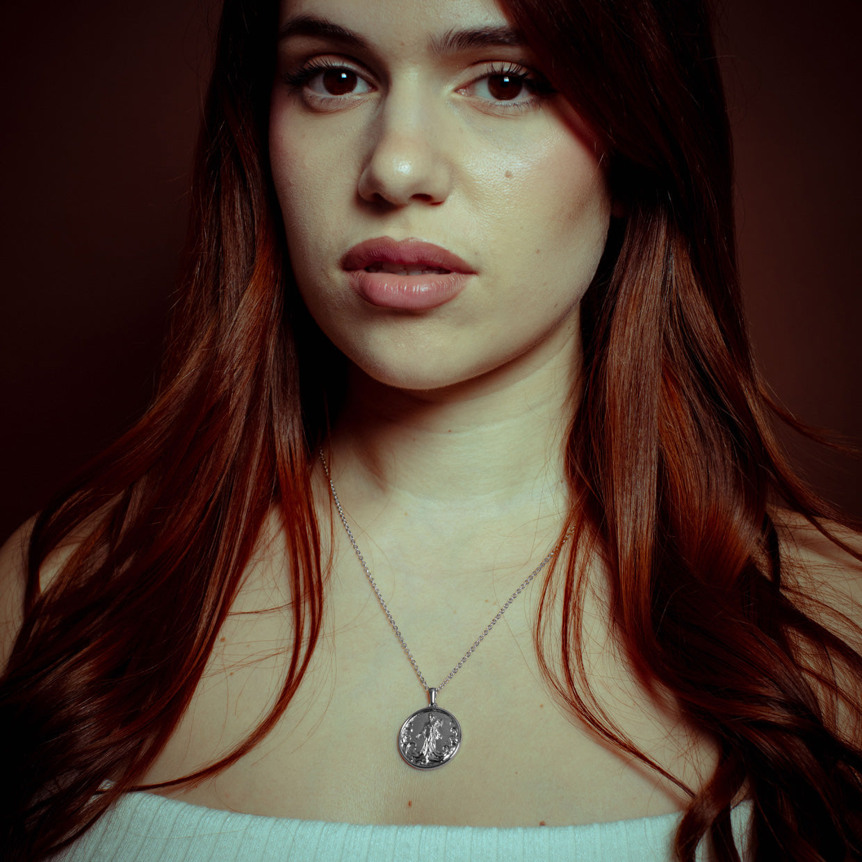 Collar Yemanya Silver es una pieza realizada a mano con métodos de joyería tradicional en latón, chapada en plata 925 con una capa protectora que extiende la durabilidad del chapado.