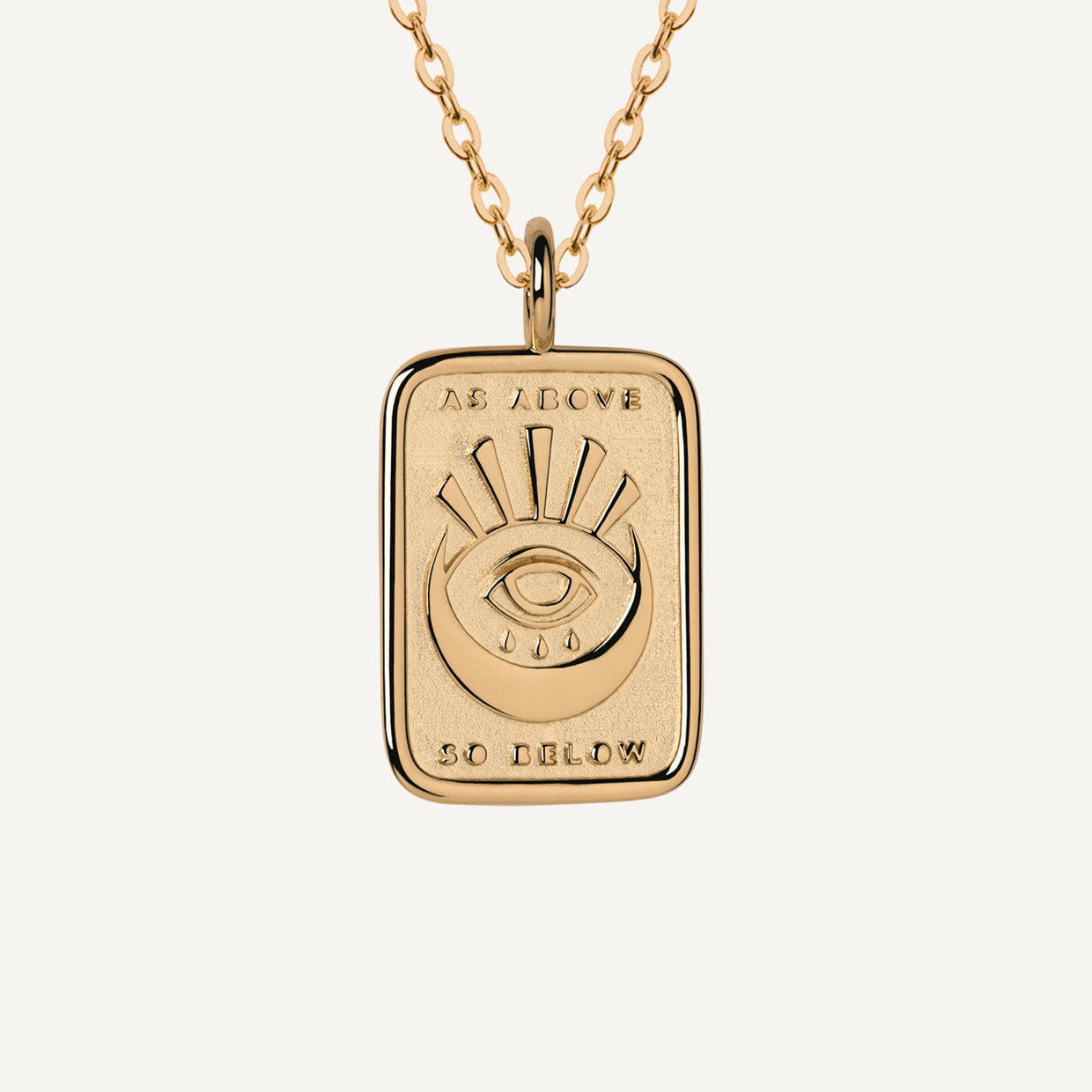 Collar As above so below Gold es una pieza realizada a mano con métodos de joyería tradicional en latón, chapada en oro de 24k con una capa protectora que extiende la durabilidad del chapado.