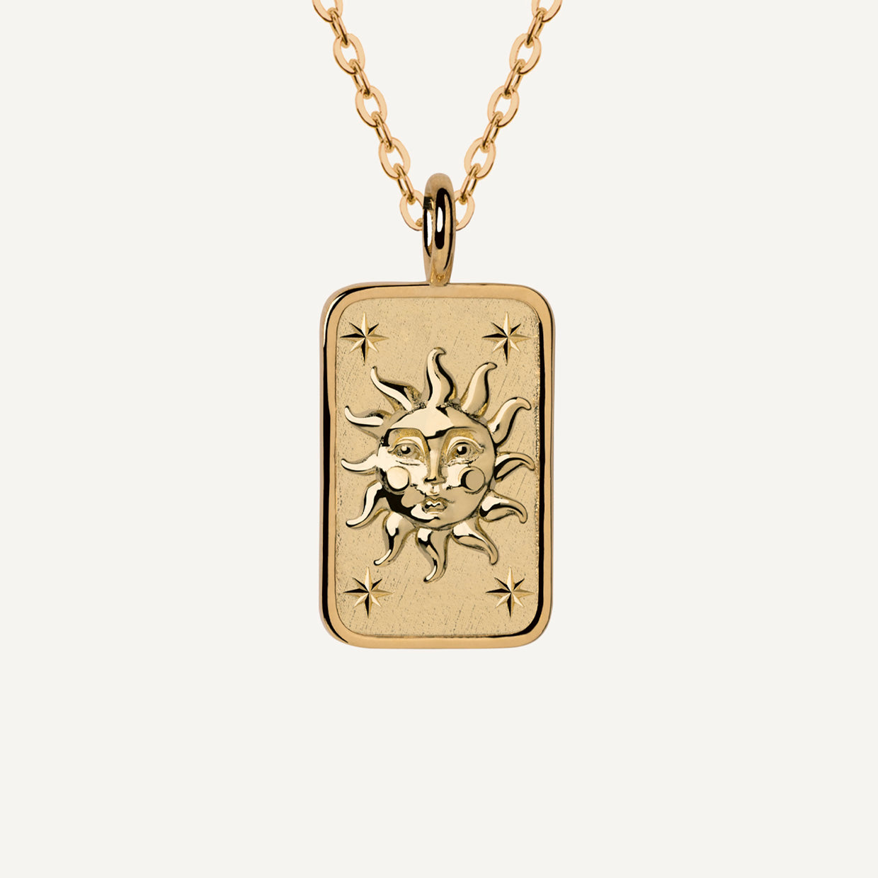 Collar Eclipse Gold es una pieza realizada a mano con métodos de joyería tradicional en latón, chapada en oro de 24k con una capa protectora que extiende la durabilidad del chapado.
¡Collar doble cara!