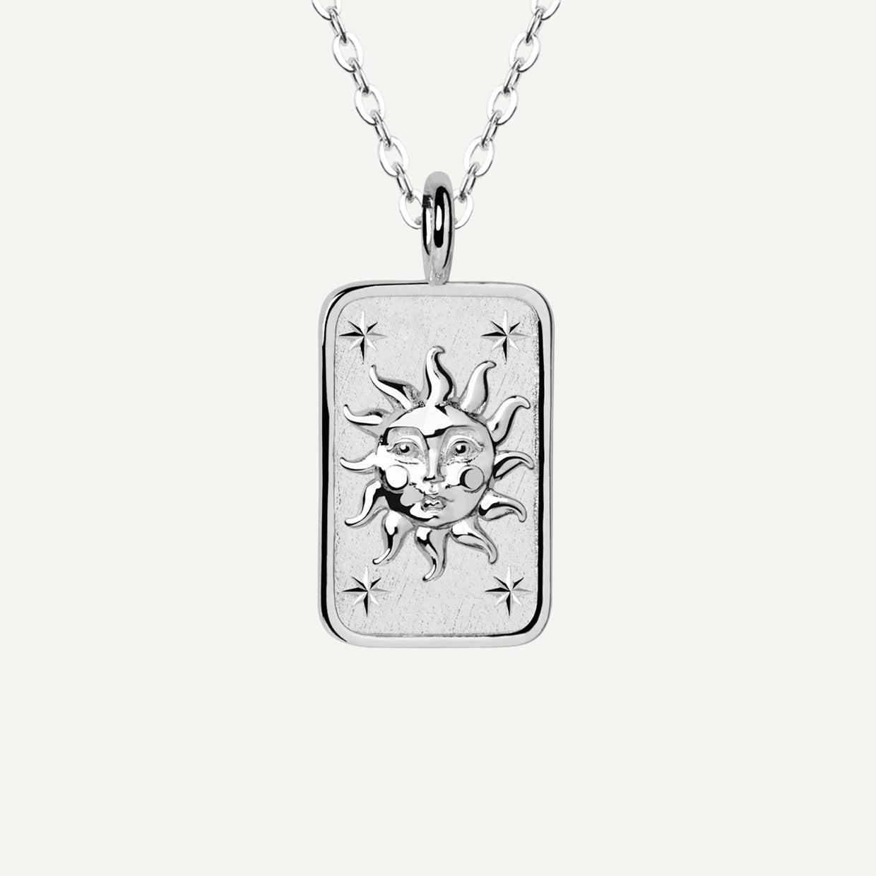 Collar Eclipse Silver es una pieza realizada a mano con métodos de joyería tradicional en latón, chapada en plata 925 con una capa protectora que extiende la durabilidad del chapado
¡Collar doble cara!