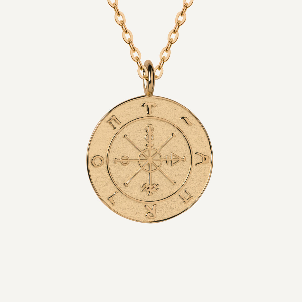 Collar Fortune Gold es una pieza realizada a mano con métodos de joyería tradicional en latón, chapada en oro de 24k con una capa protectora que extiende la durabilidad del chapado.