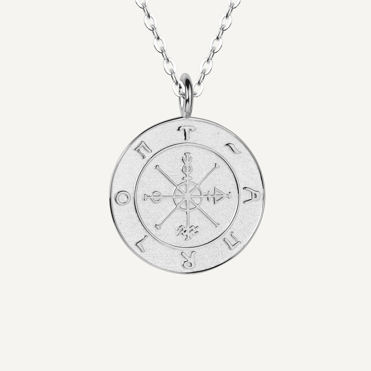 Collar Fortune Silver es una pieza realizada a mano con métodos de joyería tradicional en latón, chapada en plata 925 con una capa protectora que extiende la durabilidad del chapado.