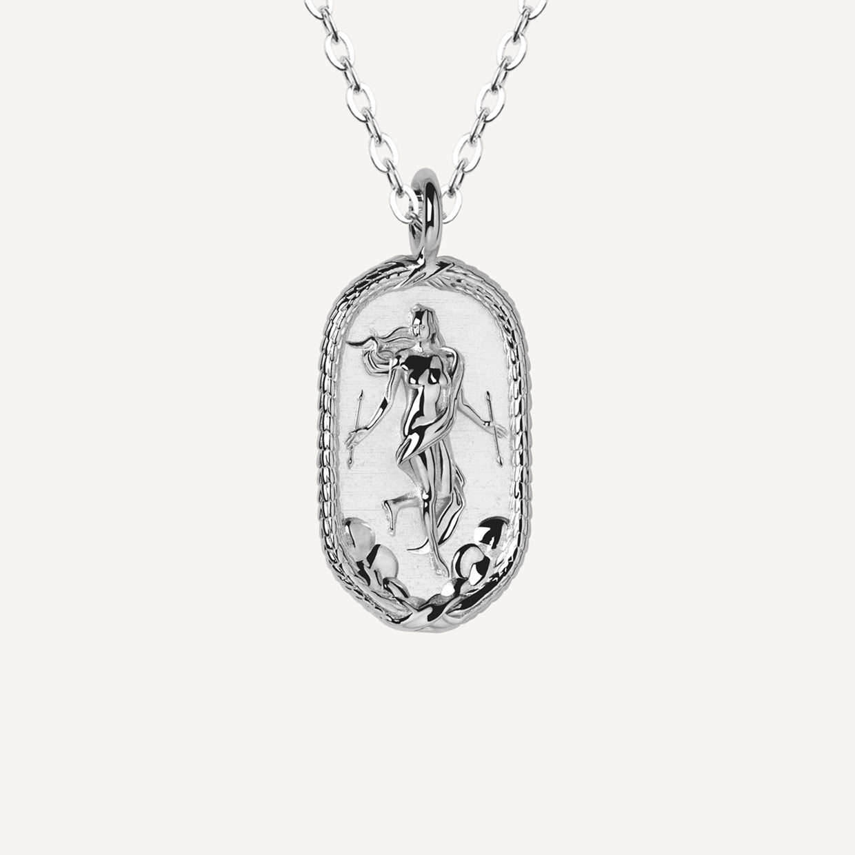 Collar Mundo Silver es una pieza realizada a mano con métodos de joyería tradicional en latón, chapada en plata 925 con una capa protectora que extiende la durabilidad del chapado.