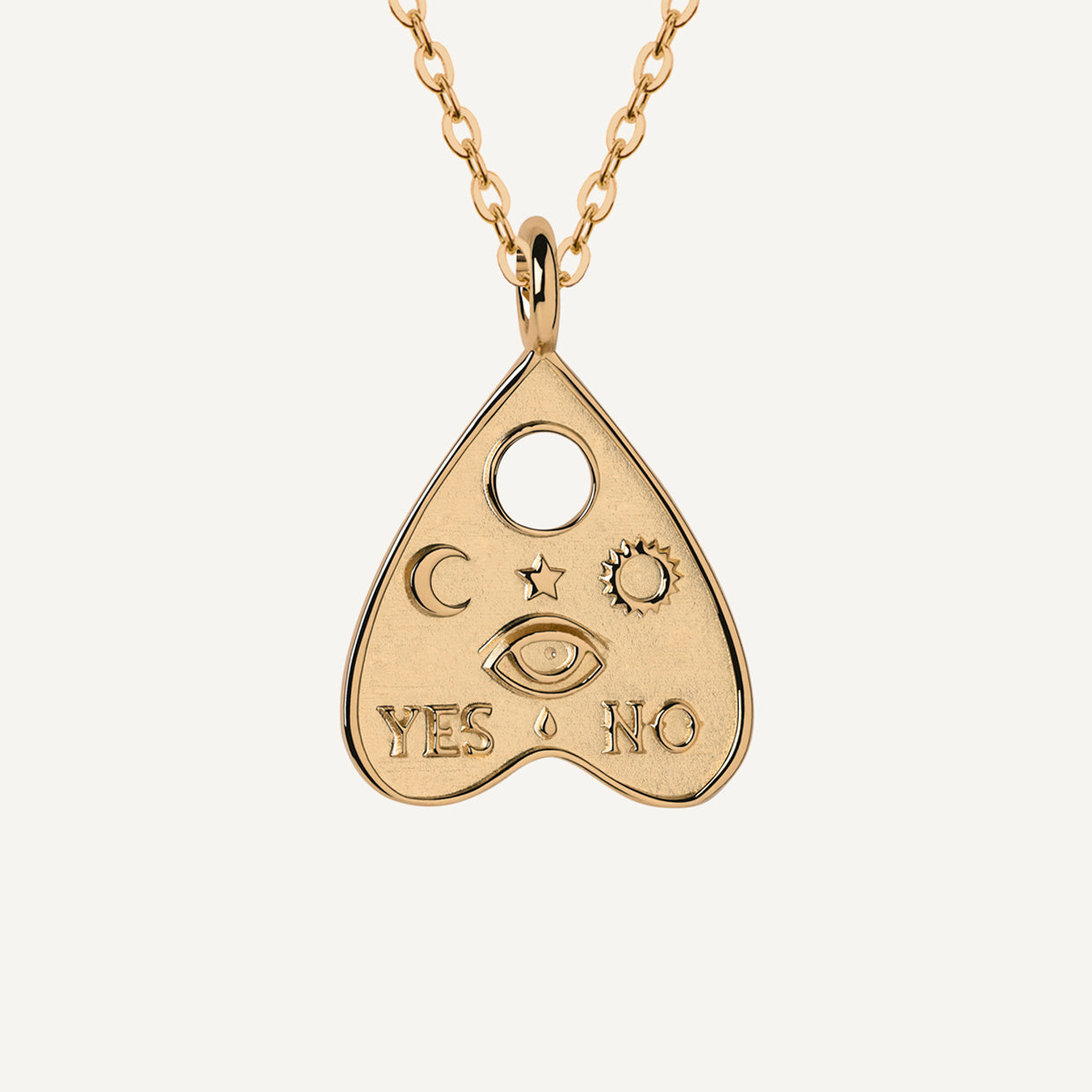 Collar Ouija Gold es una pieza realizada a mano con métodos de joyería tradicional en latón, chapada en oro de 24k con una capa protectora que extiende la durabilidad del chapado.
