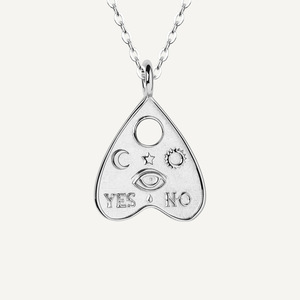 Collar Ouija Silver es una pieza realizada a mano con métodos de joyería tradicional en latón, chapada en plata 925 con una capa protectora que extiende la durabilidad del chapado.