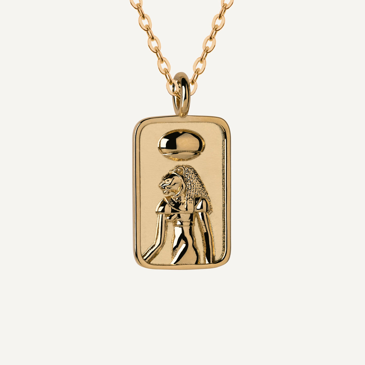 Collar Sekhmet Gold es una pieza realizada a mano con métodos de joyería tradicional en latón, chapada en oro de 24k con una capa protectora que extiende la durabilidad del chapado.