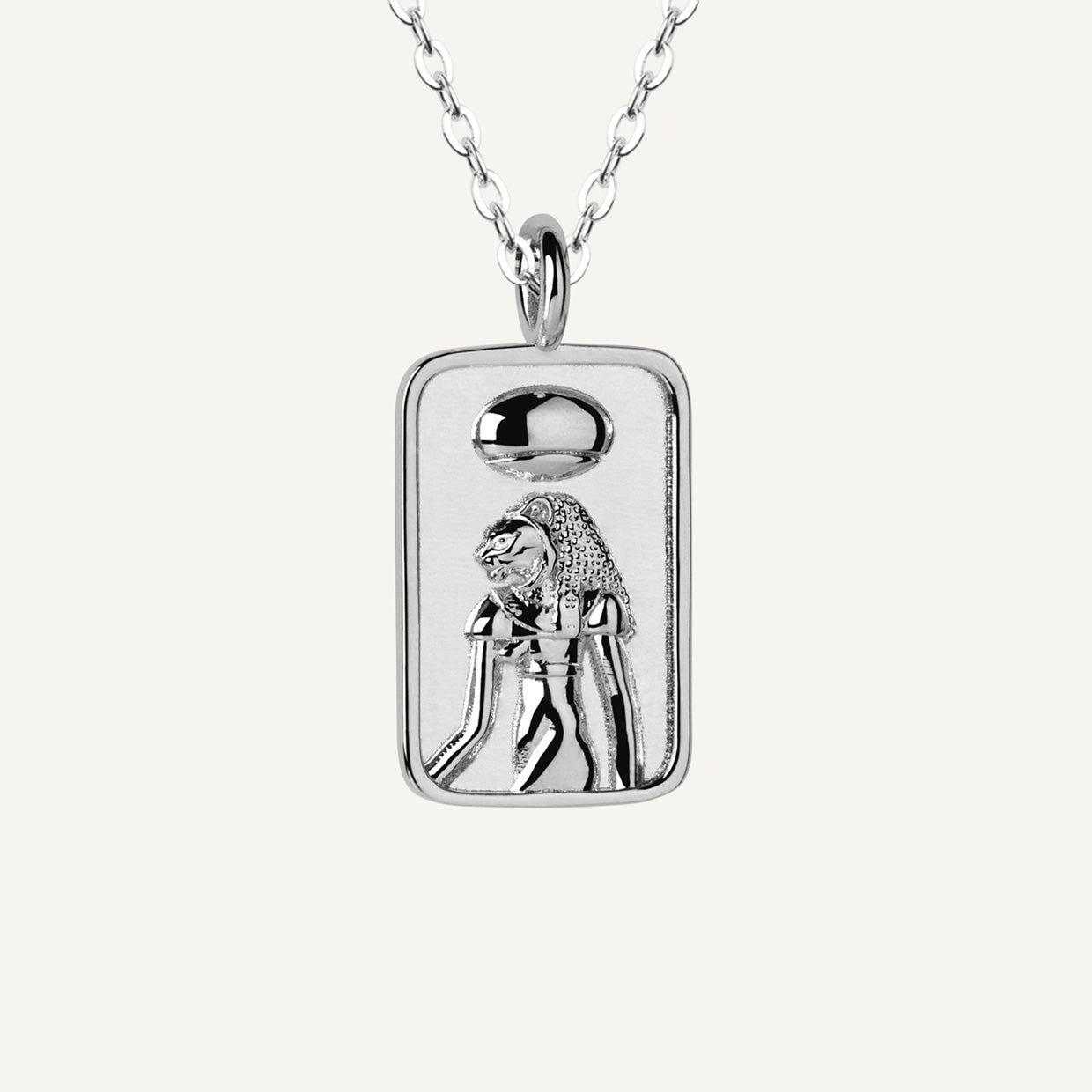 Collar Sekhmet Silver es una pieza realizada a mano con métodos de joyería tradicional en latón, chapada en plata 925&nbsp;con una capa protectora que extiende la durabilidad del chapado.