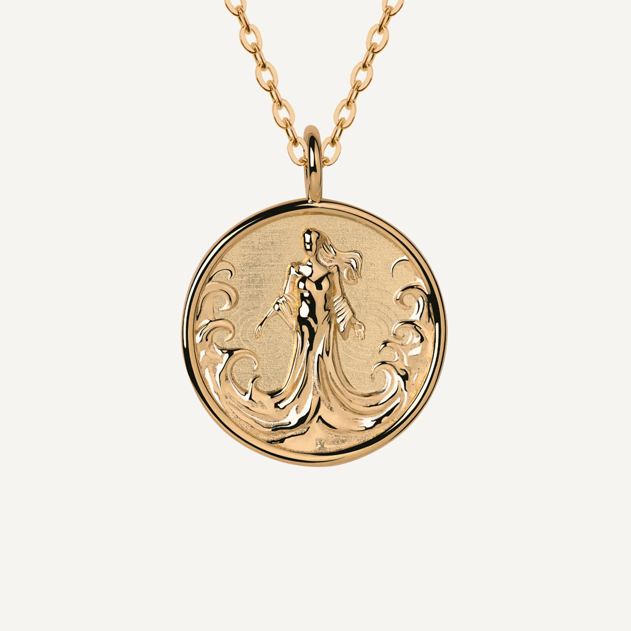 Collar Yemanya Gold es una pieza realizada a mano con métodos de joyería tradicional en latón, chapada en oro de 24k con una capa protectora que extiende la durabilidad del chapado.