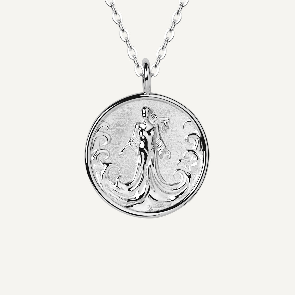 Collar Yemanya Silver es una pieza realizada a mano con métodos de joyería tradicional en latón, chapada en plata 925 con una capa protectora que extiende la durabilidad del chapado.