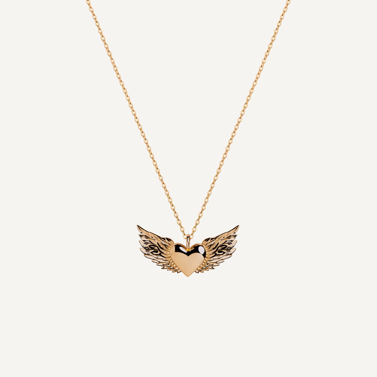 Collar Free Heart Gold es una pieza realizada a mano con métodos de joyería tradicional en latón, chapada en oro de 24k con una capa protectora que extiende la durabilidad del chapado.