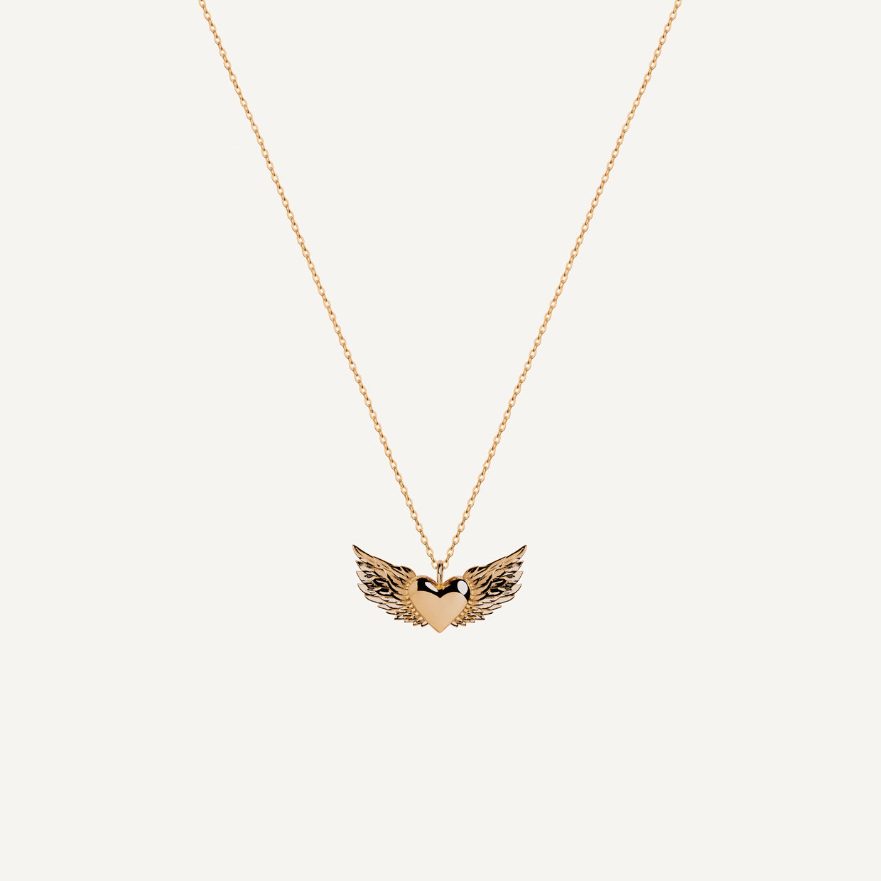 Collar Free Heart Gold es una pieza realizada a mano con métodos de joyería tradicional en latón, chapada en oro de 24k con una capa protectora que extiende la durabilidad del chapado.