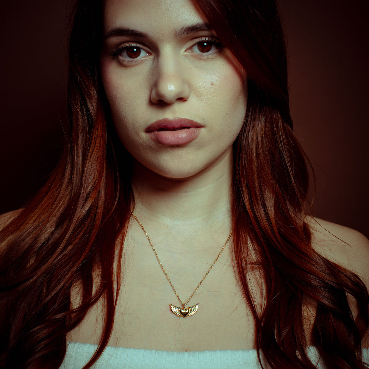 Collar Free Heart Gold es una pieza realizada a mano con métodos de joyería tradicional en latón, chapada en oro de 24k con una capa protectora que extiende la durabilidad del chapado.