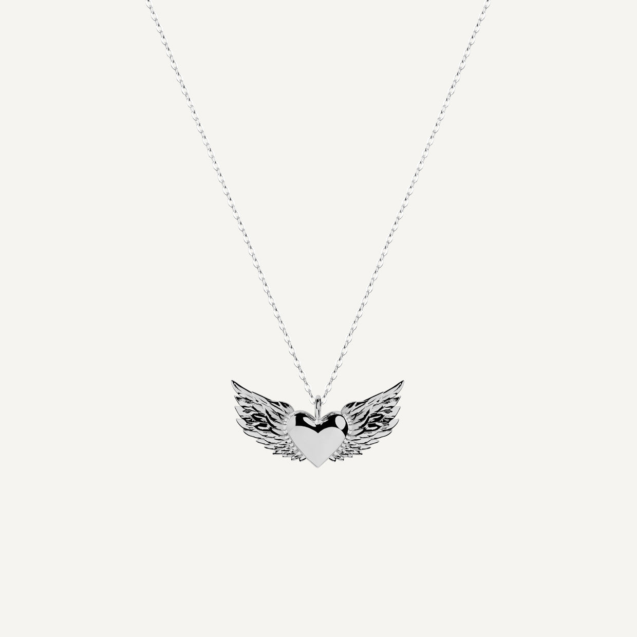 Collar Free Heart Silver es una pieza realizada a mano con métodos de joyería tradicional en latón, chapada en plata 925 con una capa protectora que extiende la durabilidad del chapado.