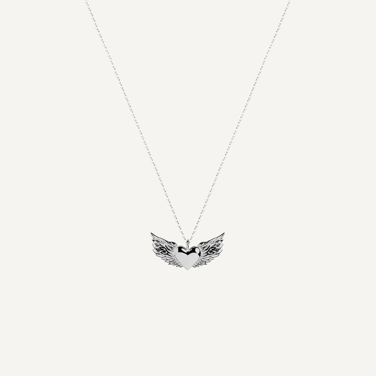 Collar Free Heart Silver es una pieza realizada a mano con métodos de joyería tradicional en latón, chapada en plata 925 con una capa protectora que extiende la durabilidad del chapado.