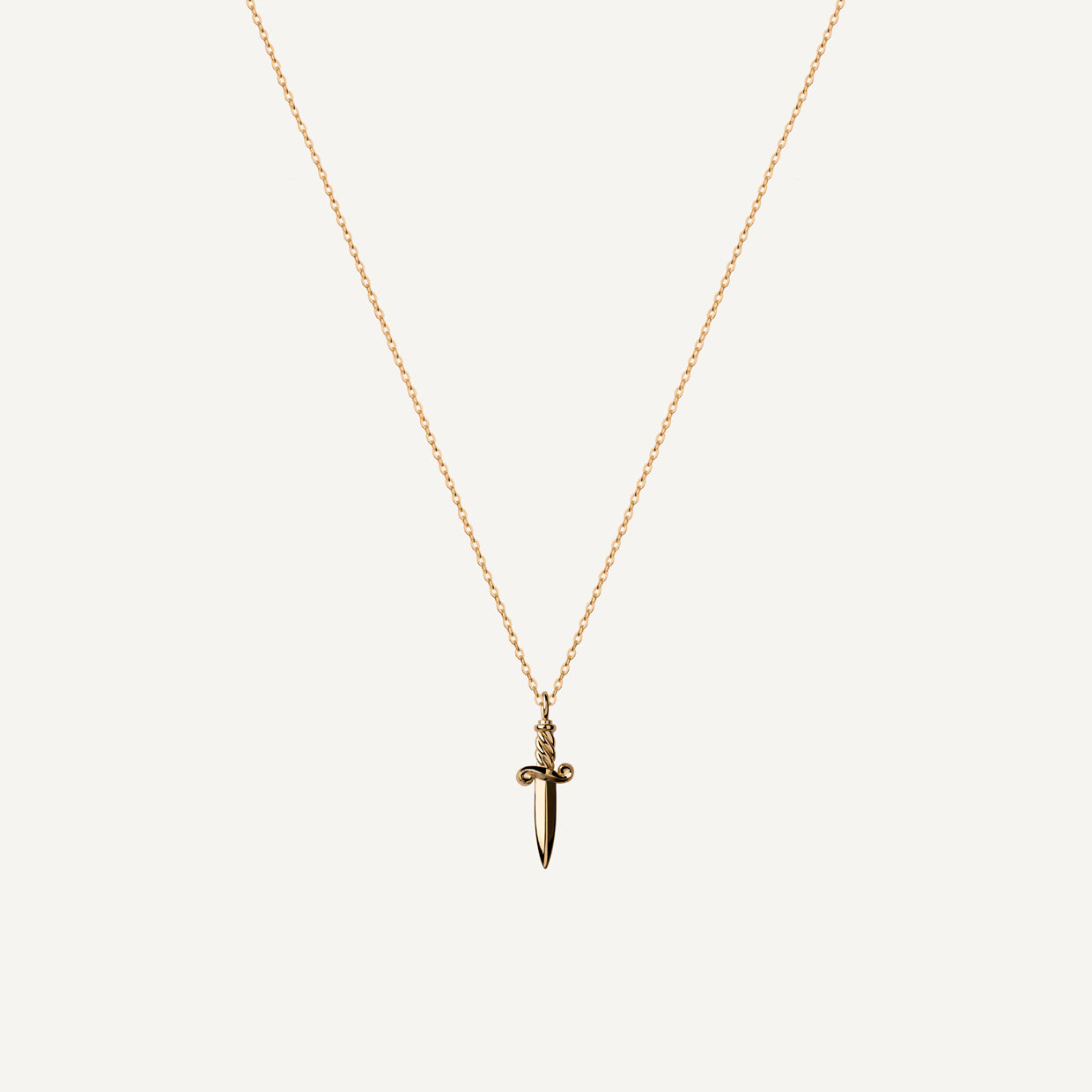 Collar Athame Gold es una pieza realizada a mano con métodos de joyería tradicional en latón, chapada en oro de 24k con una capa protectora que extiende la durabilidad del chapado.