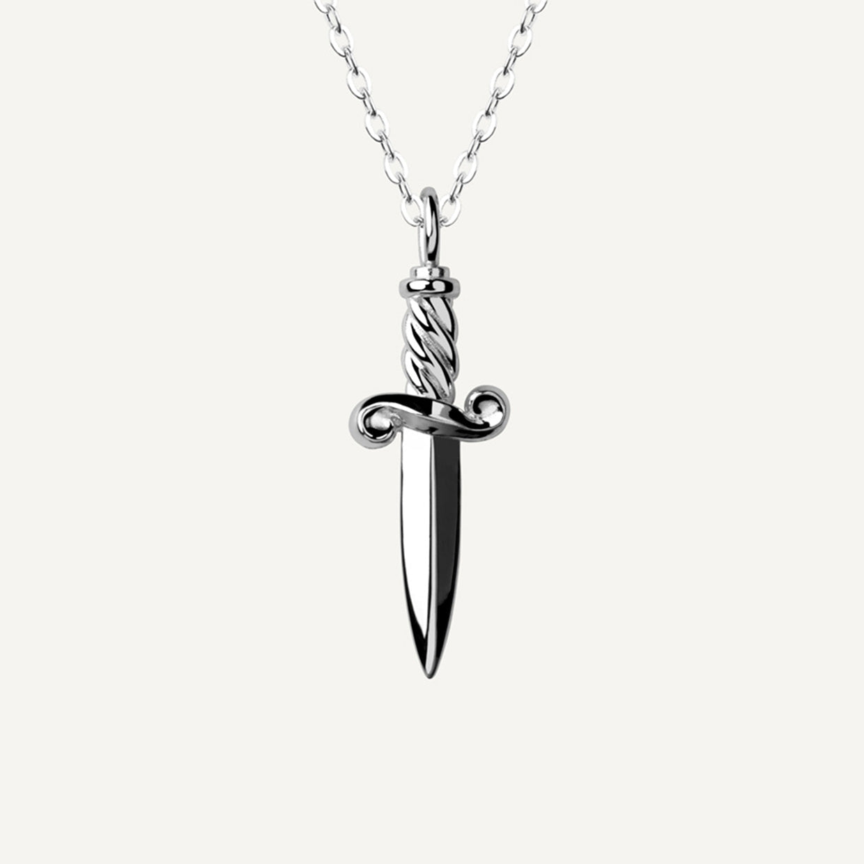 Collar Athame Silver es una pieza realizada a mano con métodos de joyería tradicional en latón, chapada en plata 925 con una capa protectora que extiende la durabilidad del chapado.