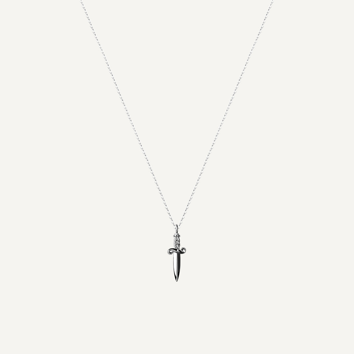 Collar Athame Silver es una pieza realizada a mano con métodos de joyería tradicional en latón, chapada en plata 925 con una capa protectora que extiende la durabilidad del chapado.